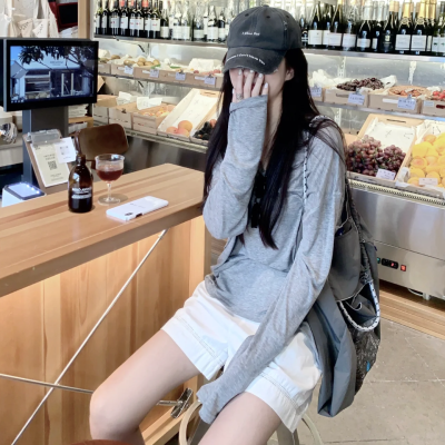 女