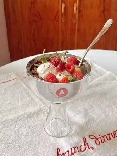 樱桃树莓草莓甜品美食