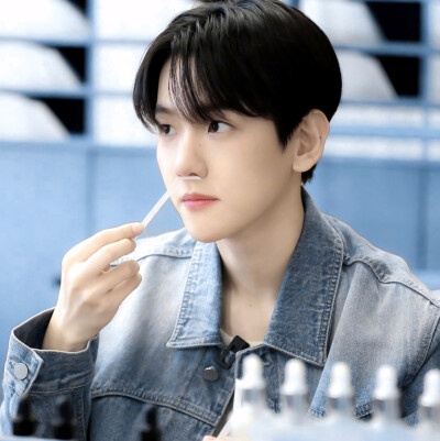 七月你好，我们伯贤要多吃好吃的不要在瘦下去了我可爱的小狗都成小狗干了，也希望伯贤的感冒赶快好起来