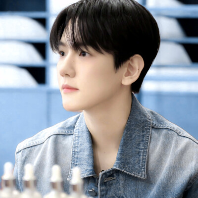 七月你好，我们伯贤要多吃好吃的不要在瘦下去了我可爱的小狗都成小狗干了，也希望伯贤的感冒赶快好起来