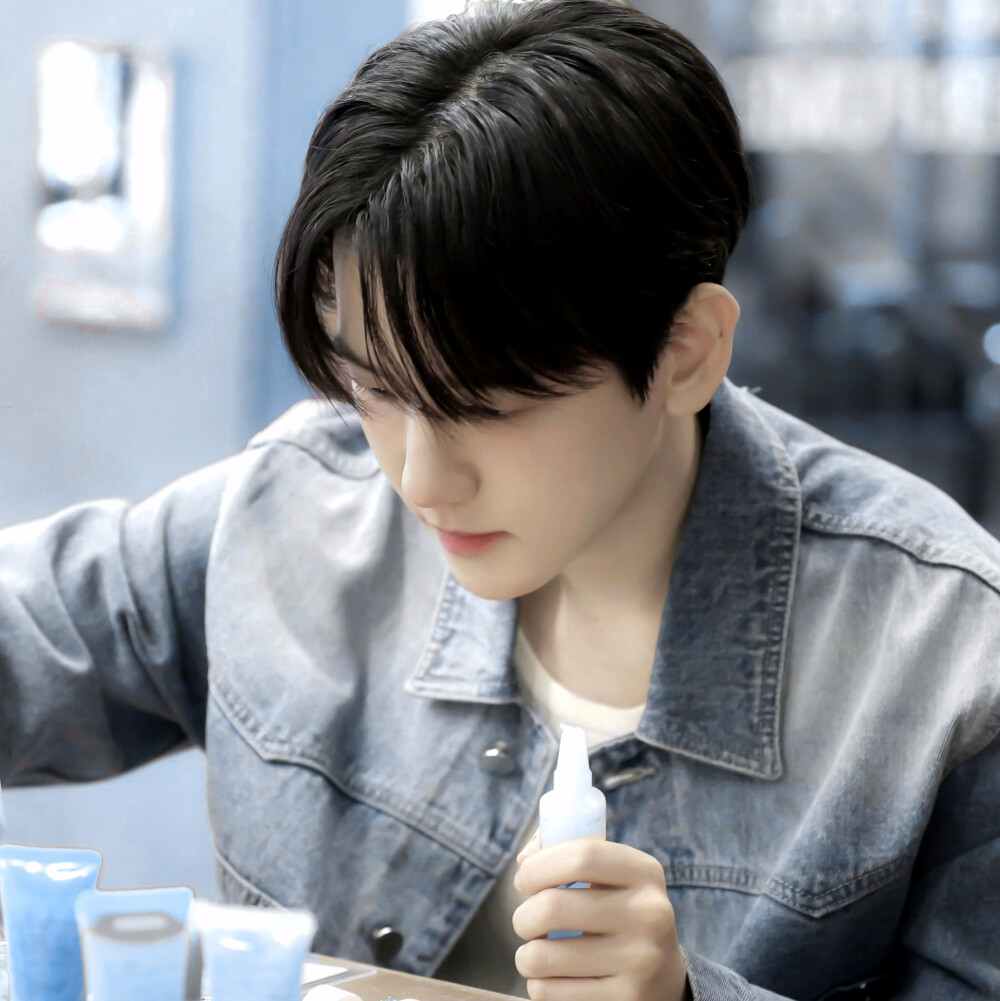 七月你好，我们伯贤要多吃好吃的不要在瘦下去了我可爱的小狗都成小狗干了，也希望伯贤的感冒赶快好起来