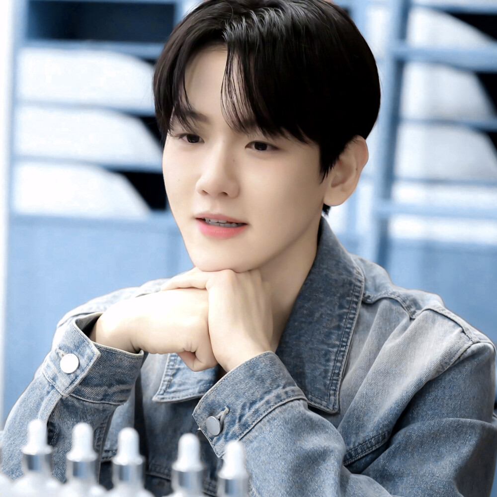 七月你好，我们伯贤要多吃好吃的不要在瘦下去了我可爱的小狗都成小狗干了，也希望伯贤的感冒赶快好起来