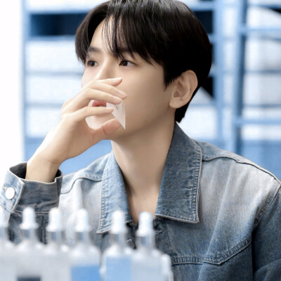 七月你好，我们伯贤要多吃好吃的不要在瘦下去了我可爱的小狗都成小狗干了，也希望伯贤的感冒赶快好起来