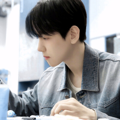 七月你好，我们伯贤要多吃好吃的不要在瘦下去了我可爱的小狗都成小狗干了，也希望伯贤的感冒赶快好起来