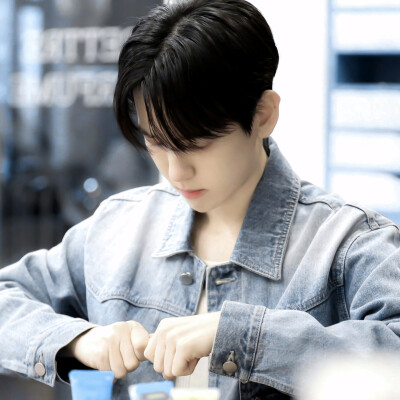 七月你好，我们伯贤要多吃好吃的不要在瘦下去了我可爱的小狗都成小狗干了，也希望伯贤的感冒赶快好起来