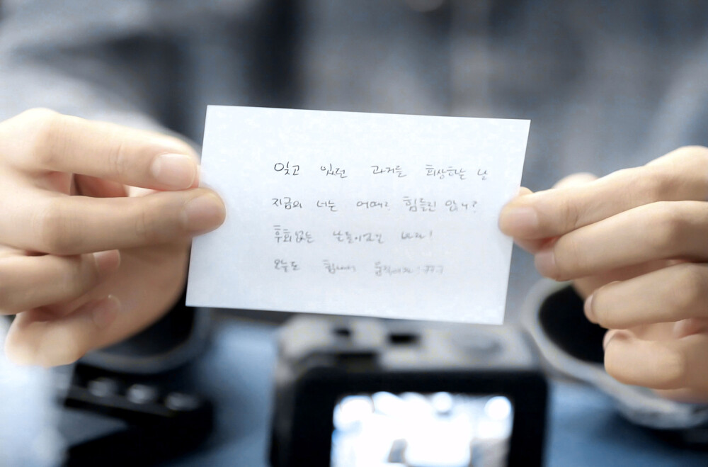 七月你好，我们伯贤要多吃好吃的不要在瘦下去了我可爱的小狗都成小狗干了，也希望伯贤的感冒赶快好起来