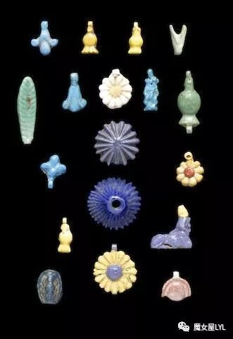 一组埃及玻璃，彩陶护身符和花卉珠宝元素，
新王国时期，约公元前1400至1186年。
