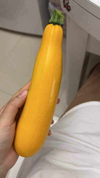 勤恳种菜三个月，自己种的菜没吃上几顿（P2～P9），旁边种菜阿姨送的菜快要吃不完了（P1），路过阿姨那片已经把土地和架子淹没的豆角地，就能看到我搭的光秃秃的豆角架子和南瓜架子，...还有被我不小心烧死的台湾苹…