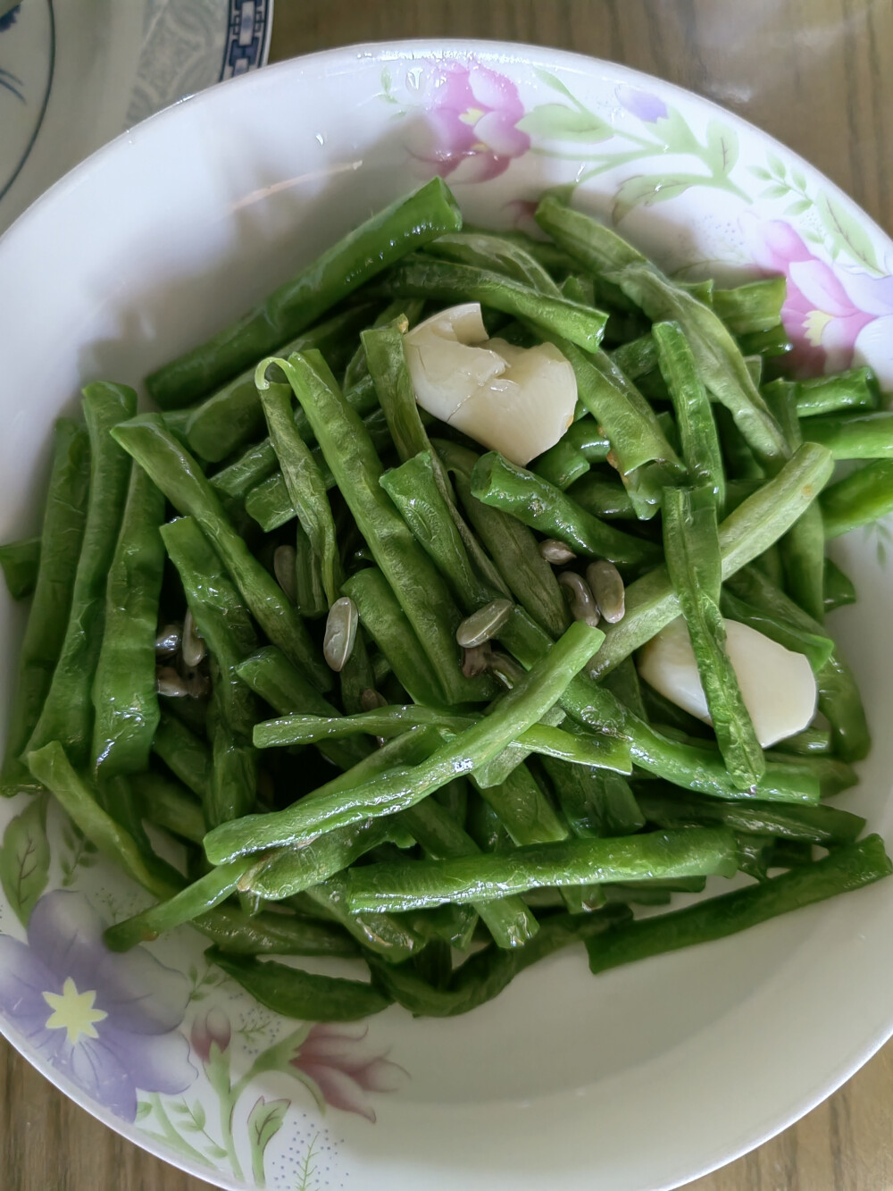 豇豆很难炒好，我觉得和食材也有关系，还有油要多，不能加水，加了水就不好吃