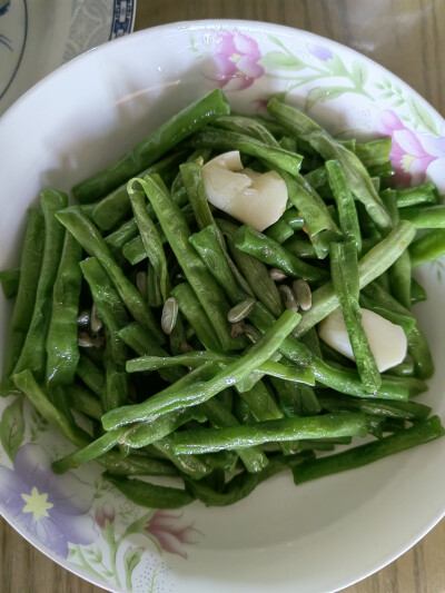 豇豆很难炒好，我觉得和食材也有关系，还有油要多，不能加水，加了水就不好吃