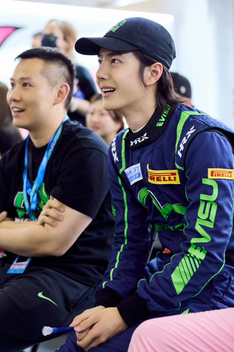 #王一博[超话]# · #YIBO MOMENT#
存档记录一组P房里的85号车手（观赛版[老师爱你]
与酷存里的笑容一起告别6月～@UNIQ-王一博 ​​​