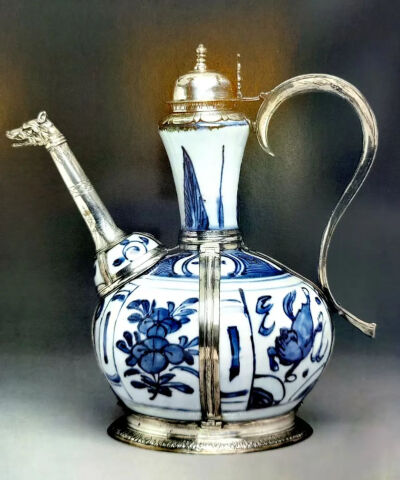 在青花瓷上，镶嵌英国银制附件，使成执壶。青花瓷出自景德镇，约1600年。在1600—1610年间，在英国安装托架。路易斯C.G.克拉克博士捐赠，V&A藏