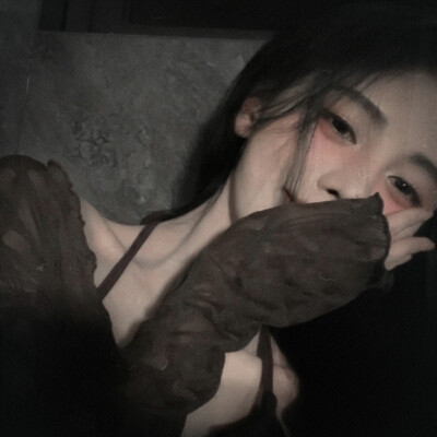 他的声线像卡带机转动的底噪，沙沙地磨着鼓膜。副歌时突然拔高的尾音，是那年你反复倒带的0.8秒——图书馆角落的随身听里，永远停在这句"走过阴天雨天给你晴天"