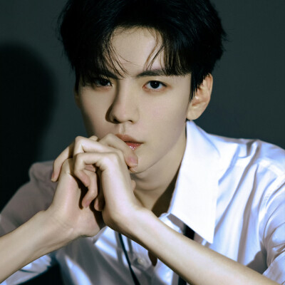 蝴蝶废墟长满青蓝色苔藓ˇ
毕雯珺