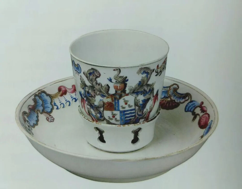 杯和杯碟，饰以洛可可边饰和法国勒·格兰德家族纹章
1755-1760年
V&A藏
