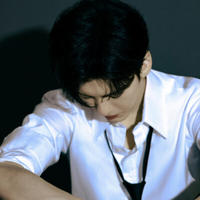 蝴蝶废墟长满青蓝色苔藓ˇ
毕雯珺