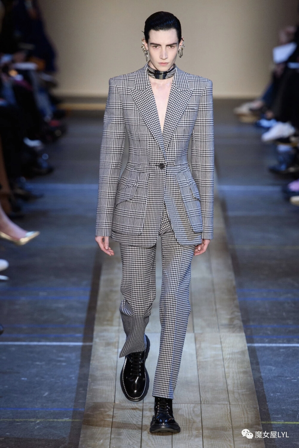 一双马丁靴，徒步走天涯——Alexander McQueen 2019年秋季成衣