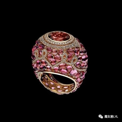Alexander Arne是一个独特的工作室，创造了一种全新的高级珠宝语言。 两个世纪以来，亚历山大·阿尔纳（Alexander Arne）之家一直具有打造高级珠宝的根源——来自圣彼得堡的珠宝商Victor Arne与著名的Carl Faberge（…
