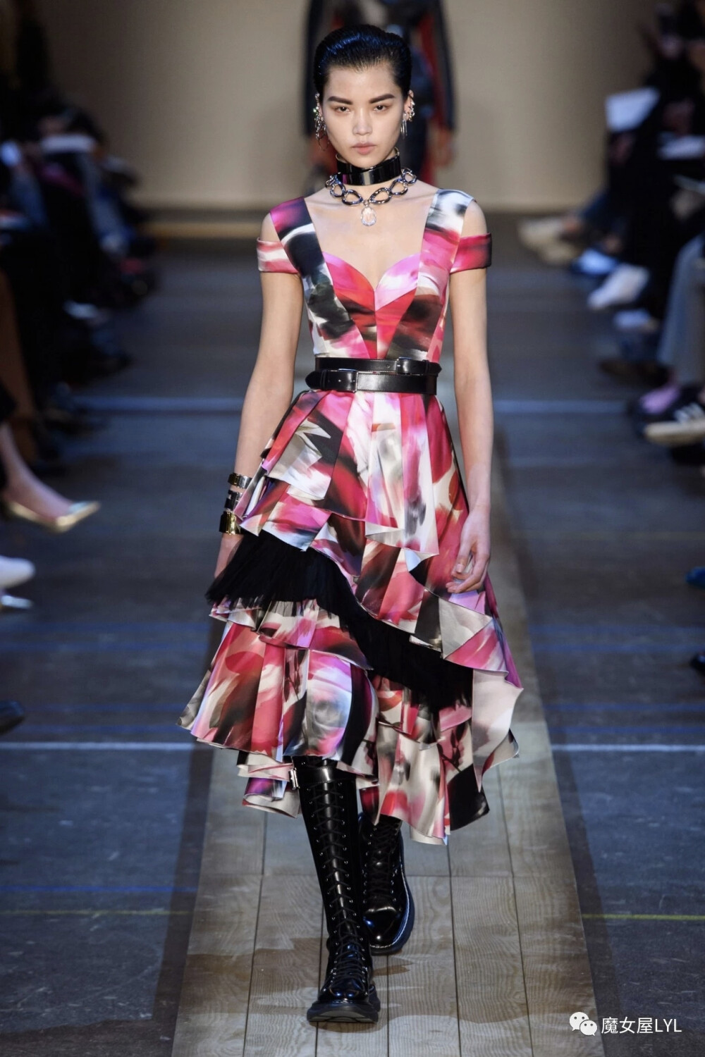 一双马丁靴，徒步走天涯——Alexander McQueen 2019年秋季成衣