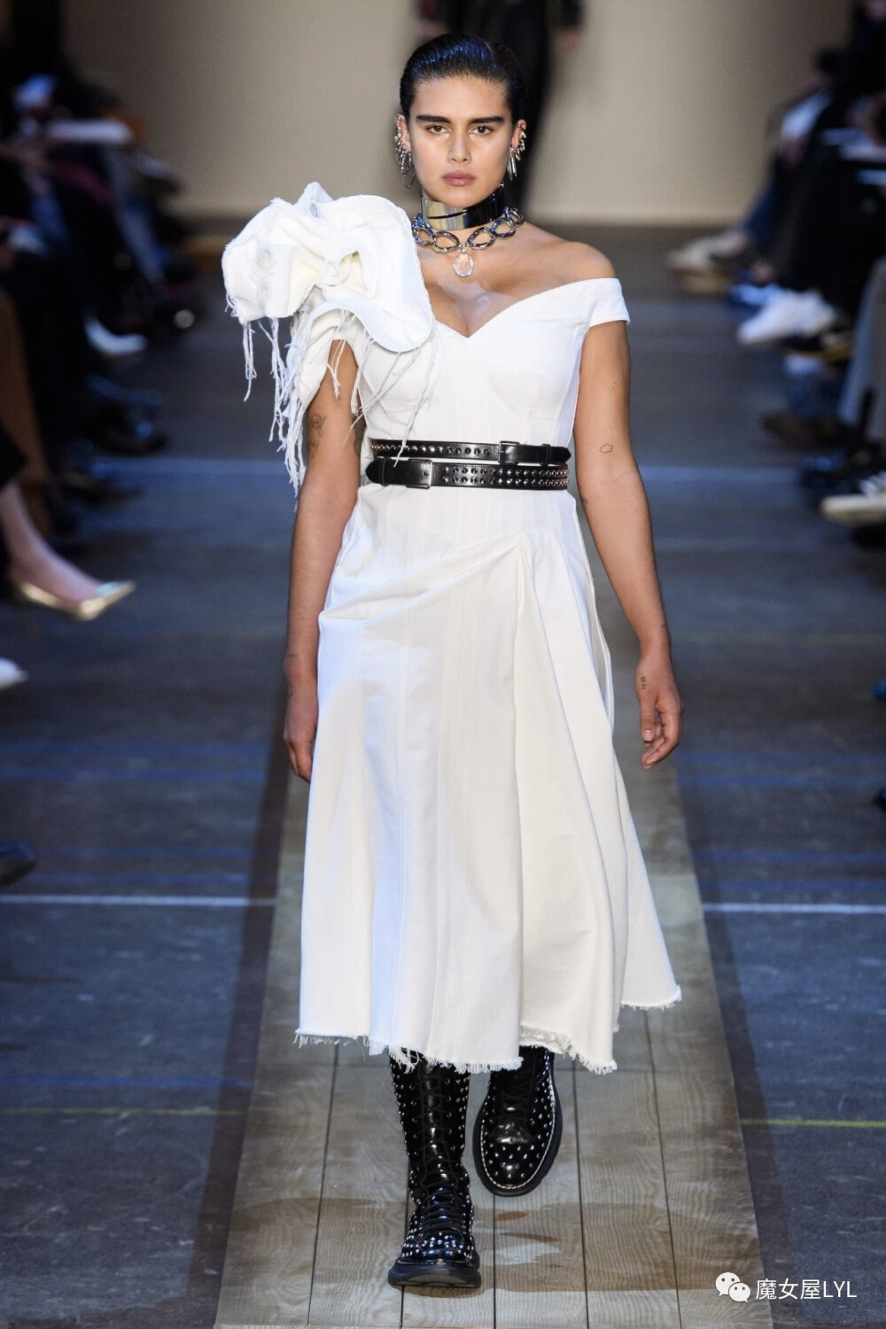 一双马丁靴，徒步走天涯——Alexander McQueen 2019年秋季成衣