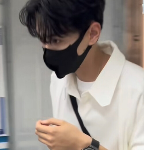 田栩宁没被挤死已经很好了