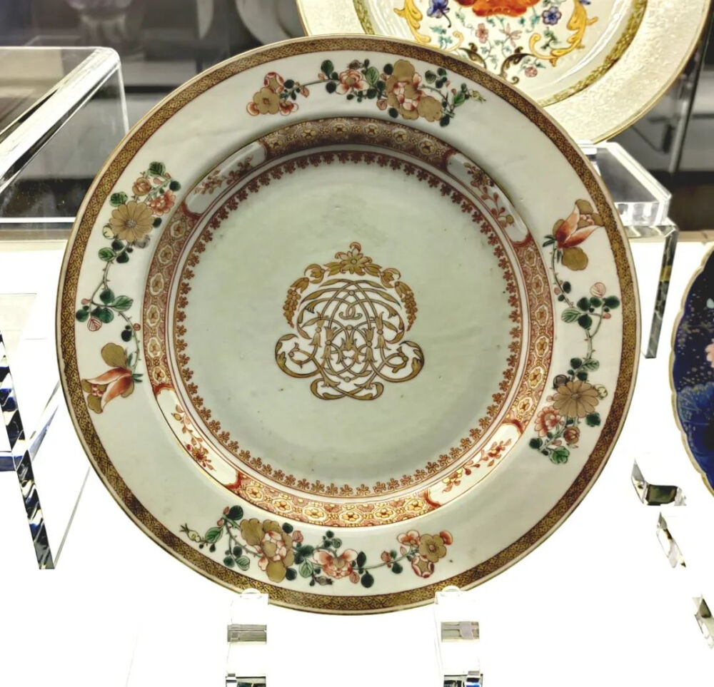 五彩描金纹章瓷盘 清乾隆
观复博物馆藏

