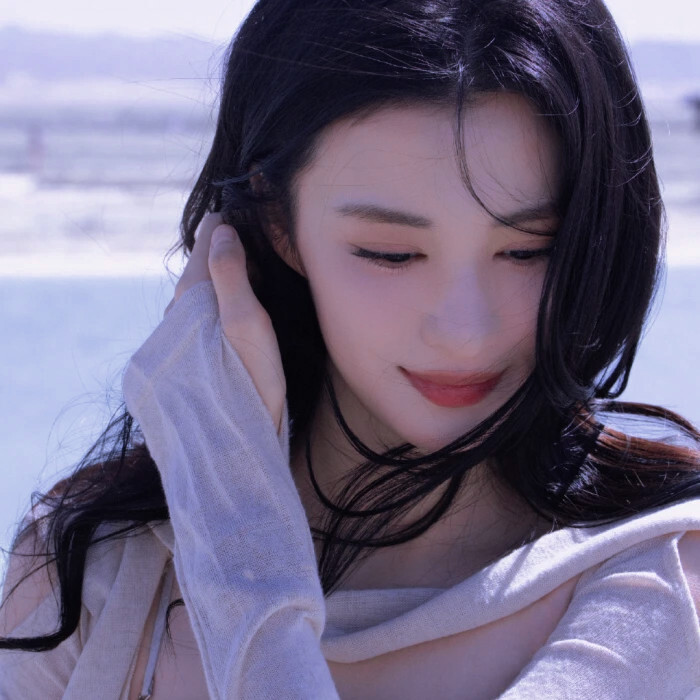 我不断漂泊，
因为我害怕一颗被囚禁的心
终于，我来到这一带长年积雨的森林。