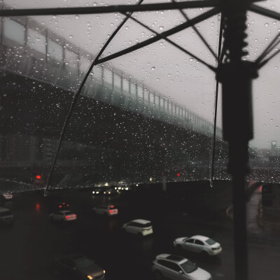 人的眼泪的雨滴 于是雨下一整晚