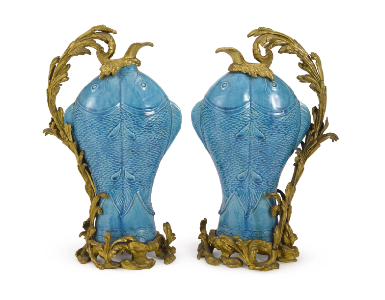 一对鎏金青铜镶嵌的中国绿松石瓷双鲤鱼花瓶，19世纪