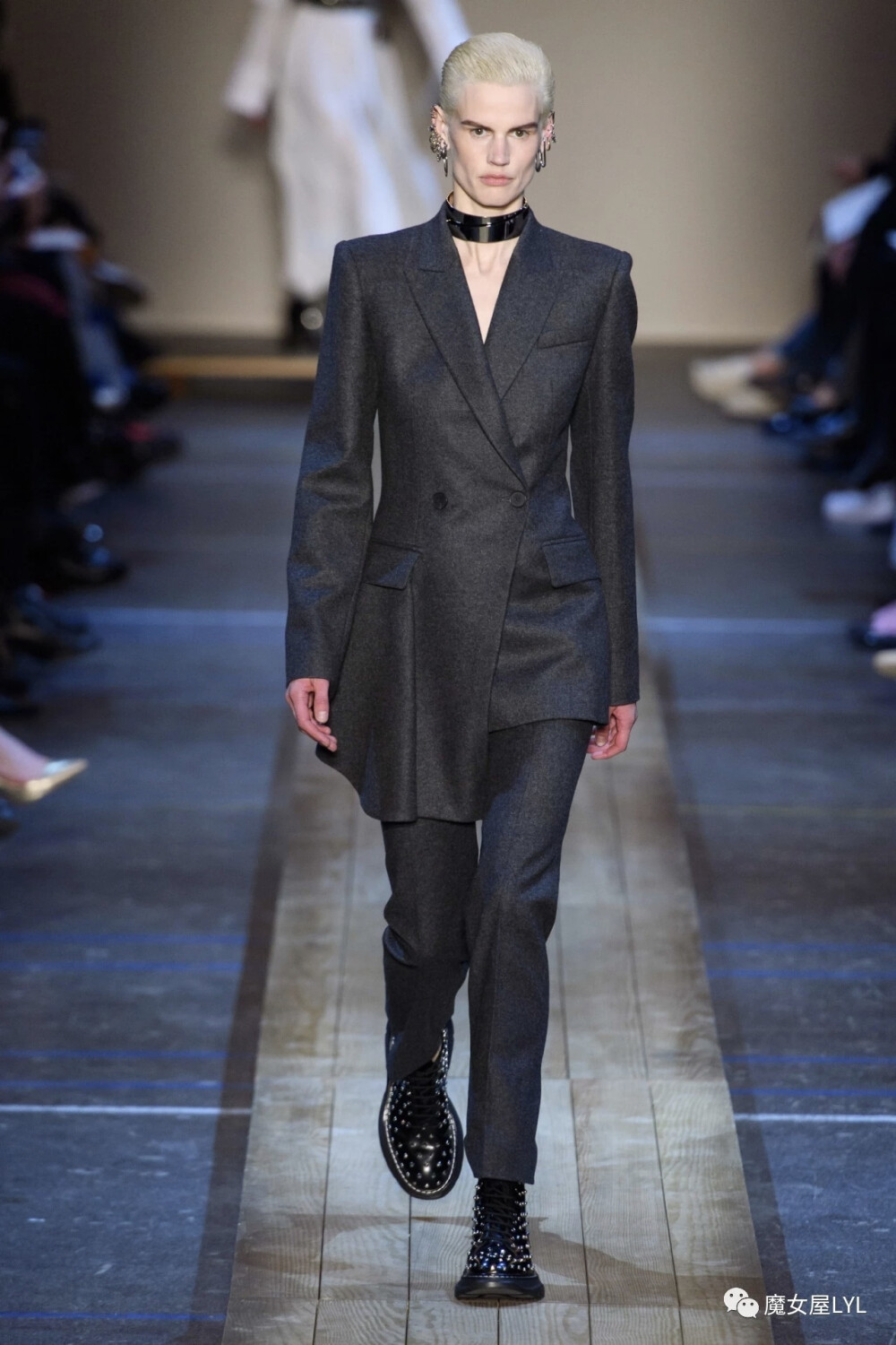 一双马丁靴，徒步走天涯——Alexander McQueen 2019年秋季成衣