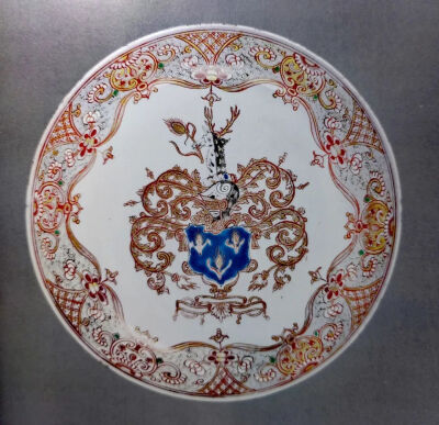盘，饰以法国格兰德-乔治家族纹章
1722-1735年
 V&A藏
