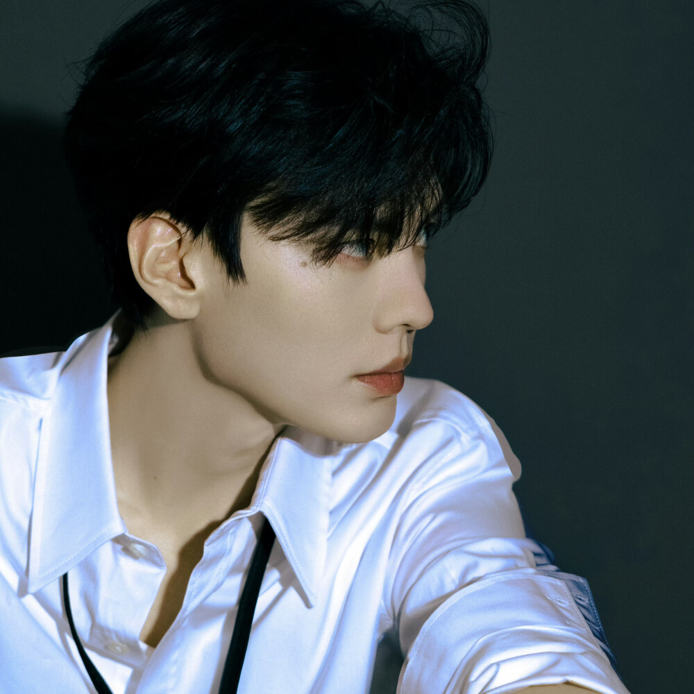 蝴蝶废墟长满青蓝色苔藓ˇ
毕雯珺