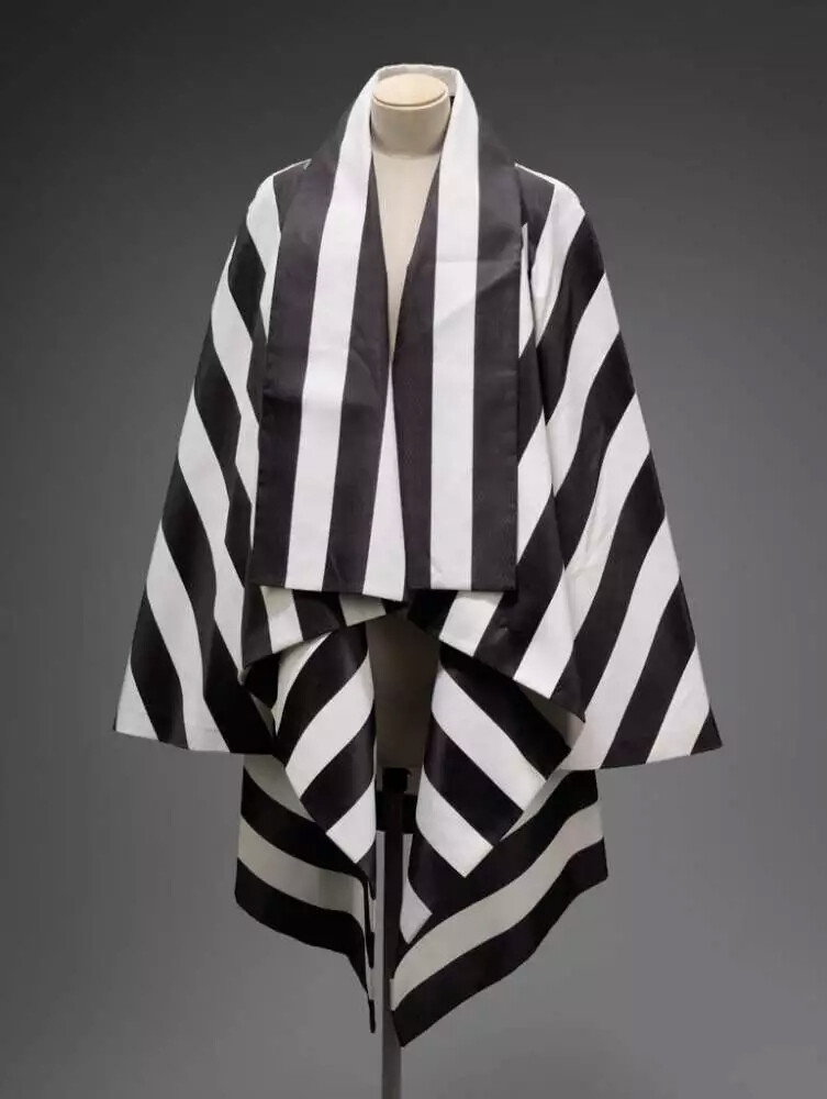 Gnyuki Torimaru 鸟丸军雪，这个名字陌生吧，他1937年出生在日本，在他成为纺织工程师之前他学习的专业是建筑——曾在美国芝加哥艺术学院学习建筑——之后他选择伦敦作为他永久的家乡，1964年搬入伦敦，1966年毕业于伦敦时装学院。