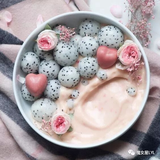 香蕉、冰冻四分之一杯芒果、冰冻四分之一杯覆盆子、冰冻半杯杏仁牛奶或您选择的不加糖牛奶