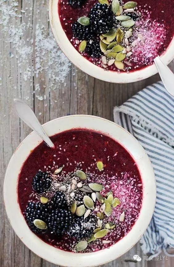 1根香蕉、1杯黑莓半杯菠菜、2茶匙新鲜奇亚籽四分之一杯椰子片、1茶匙不加糖的南瓜子、1杯生椰奶或其他牛奶/酸奶