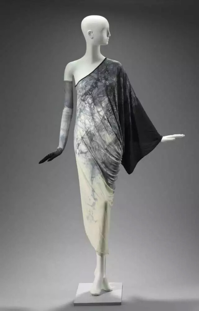 Gnyuki Torimaru 鸟丸军雪，这个名字陌生吧，他1937年出生在日本，在他成为纺织工程师之前他学习的专业是建筑——曾在美国芝加哥艺术学院学习建筑——之后他选择伦敦作为他永久的家乡，1964年搬入伦敦，1966年毕业于伦敦时装学院。