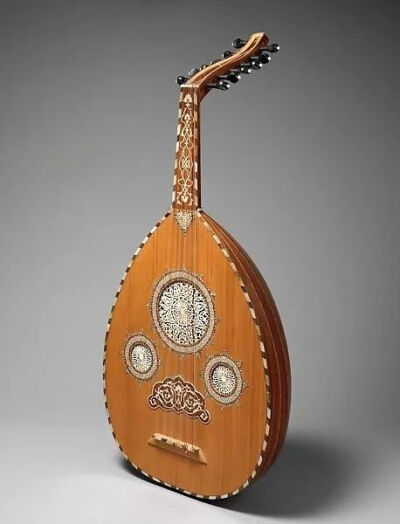 鲁特琴（LUTE）也称琉特琴，是一种曲颈拨弦乐器。一般这个词主要指中世纪到巴洛克时期在欧洲使用的一类古乐器的总称，是文艺复兴时期欧洲最风靡的家庭独奏乐器。另外在广义的乐器分类中，把类似的乐器统称为“琉特属…