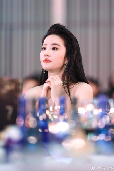 @刘亦菲 亮相第 30 届白玉兰奖·荣耀之夜，凭借《玫瑰的故事》黄亦玫一角提名最佳女主角2025.6.26