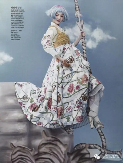 
再来看一套韩国Vogue的时尚摄影，很喜欢这种清新混搭的感觉哦！
Vogue Korea Editorial June 2014 - So Hee Song by Hyea Won Kang
