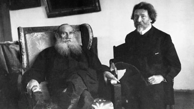 1880年，52岁的托尔斯泰通过评论家介绍前往列宾位于莫斯科的工作室拜访。两人初次见面时，列宾对托尔斯泰的外貌印象深刻：他个子矮壮，蓄着长髯，穿着黑色常礼服，与列宾此前通过其他画家肖像对托尔斯泰形成的“贵族…