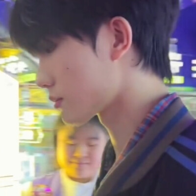 只有你穿过人群看我