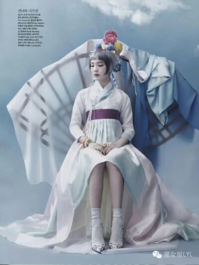 
再来看一套韩国Vogue的时尚摄影，很喜欢这种清新混搭的感觉哦！
Vogue Korea Editorial June 2014 - So Hee Song by Hyea Won Kang
