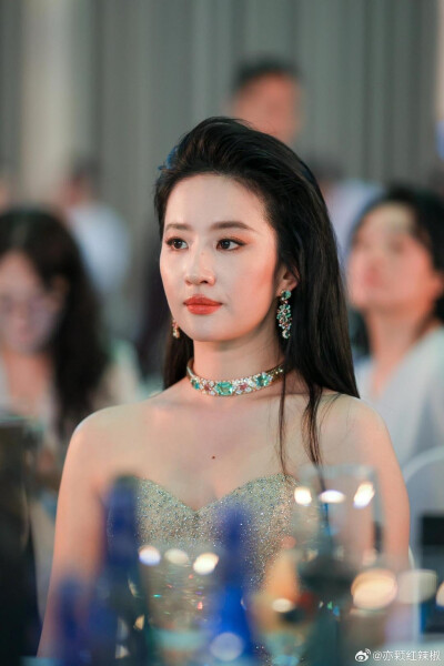 @刘亦菲 亮相第 30 届白玉兰奖·荣耀之夜，凭借《玫瑰的故事》黄亦玫一角提名最佳女主角2025.6.26