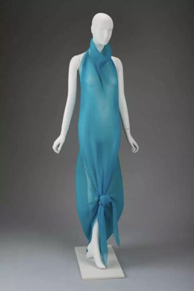 Gnyuki Torimaru 鸟丸军雪，这个名字陌生吧，他1937年出生在日本，在他成为纺织工程师之前他学习的专业是建筑——曾在美国芝加哥艺术学院学习建筑——之后他选择伦敦作为他永久的家乡，1964年搬入伦敦，1966年毕业于…