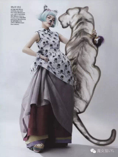 
再来看一套韩国Vogue的时尚摄影，很喜欢这种清新混搭的感觉哦！
Vogue Korea Editorial June 2014 - So Hee Song by Hyea Won Kang
