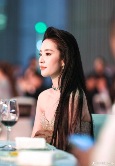 @刘亦菲 亮相第 30 届白玉兰奖·荣耀之夜，凭借《玫瑰的故事》黄亦玫一角提名最佳女主角2025.6.26