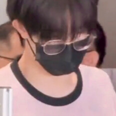 只有你穿过人群看我