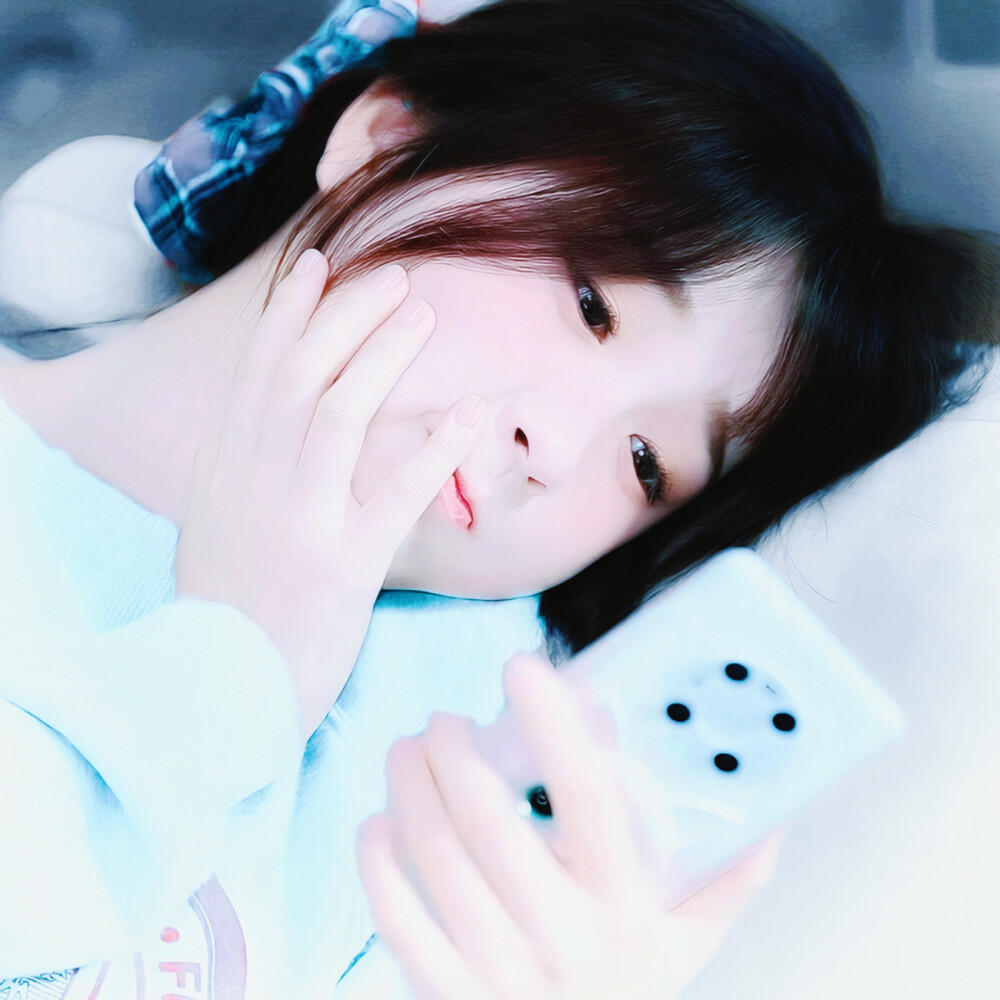 “风穿过玻璃幕墙时，把下午三点的阳光染成了雾蓝，连指尖划过的空气都带着薄荷味的凉.”
原图cr季厌