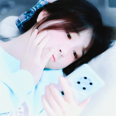 “风穿过玻璃幕墙时，把下午三点的阳光染成了雾蓝，连指尖划过的空气都带着薄荷味的凉.”
原图cr季厌