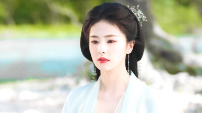 《临江仙》
李青月/花如月（白鹿饰）
白九思（曾舜晞饰）
